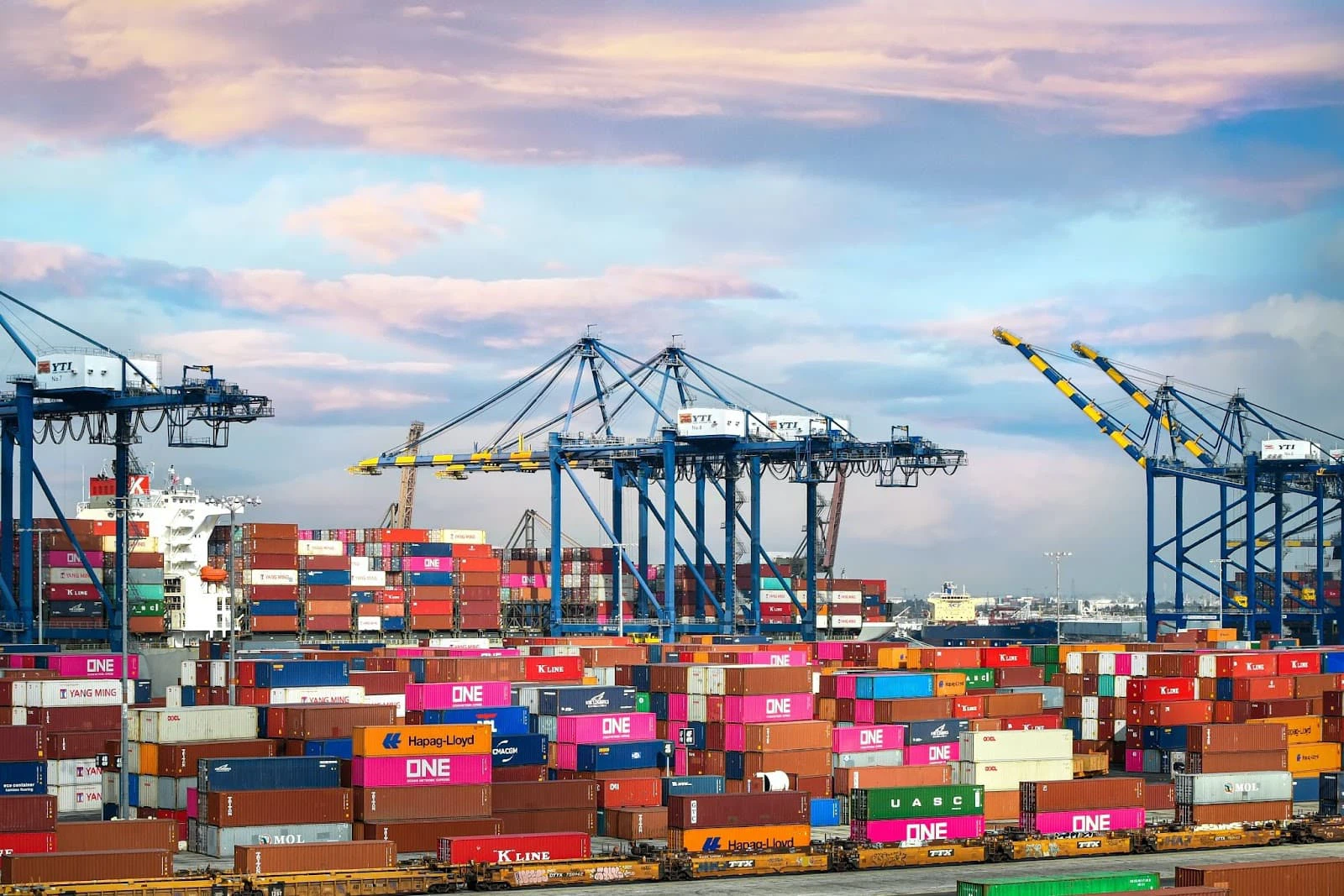 value-chain-vs-supply-chain value-chain-vs-supply-chain